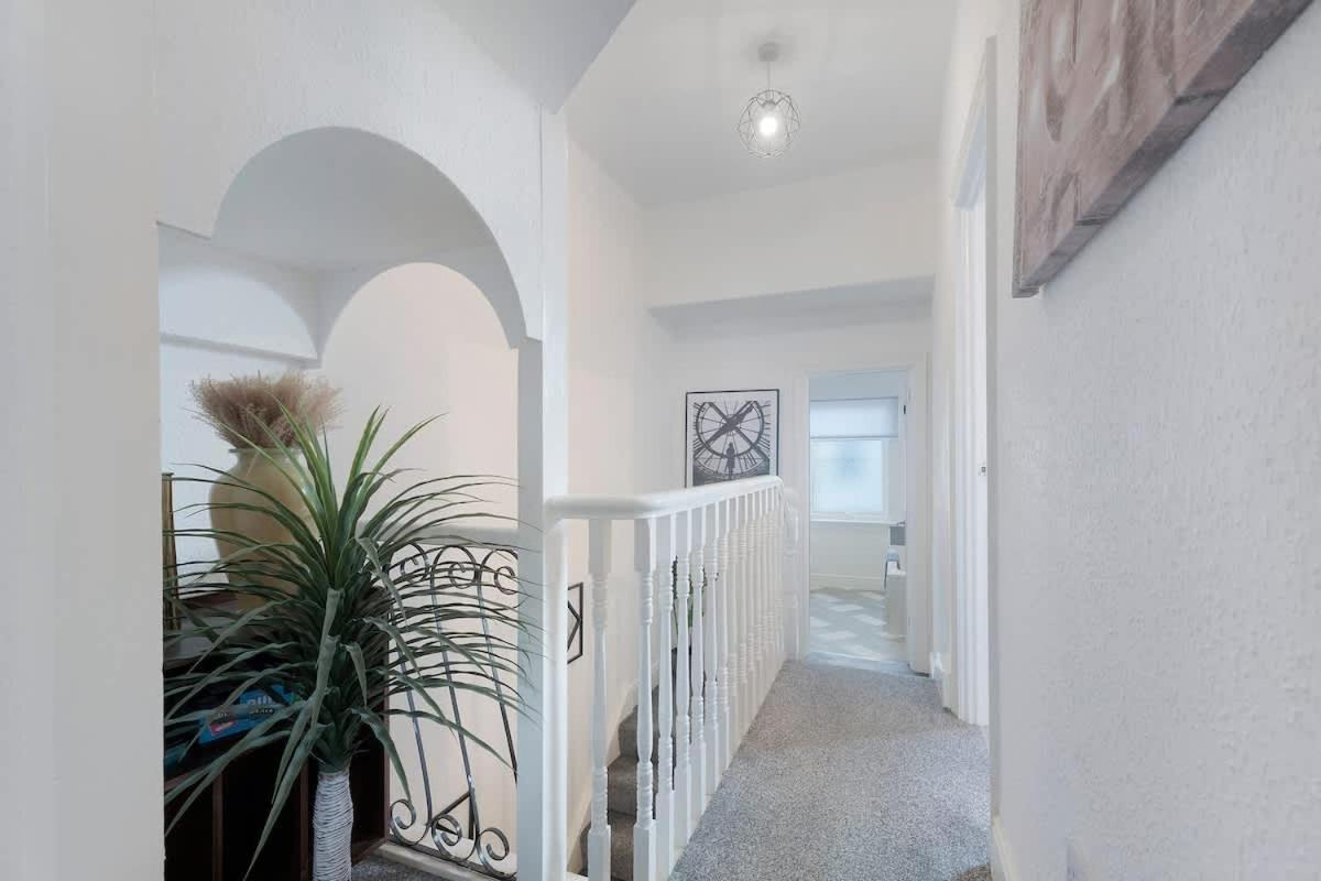 Spacious 4BR on Leafield Rd - Bed and Breakfast Darlington