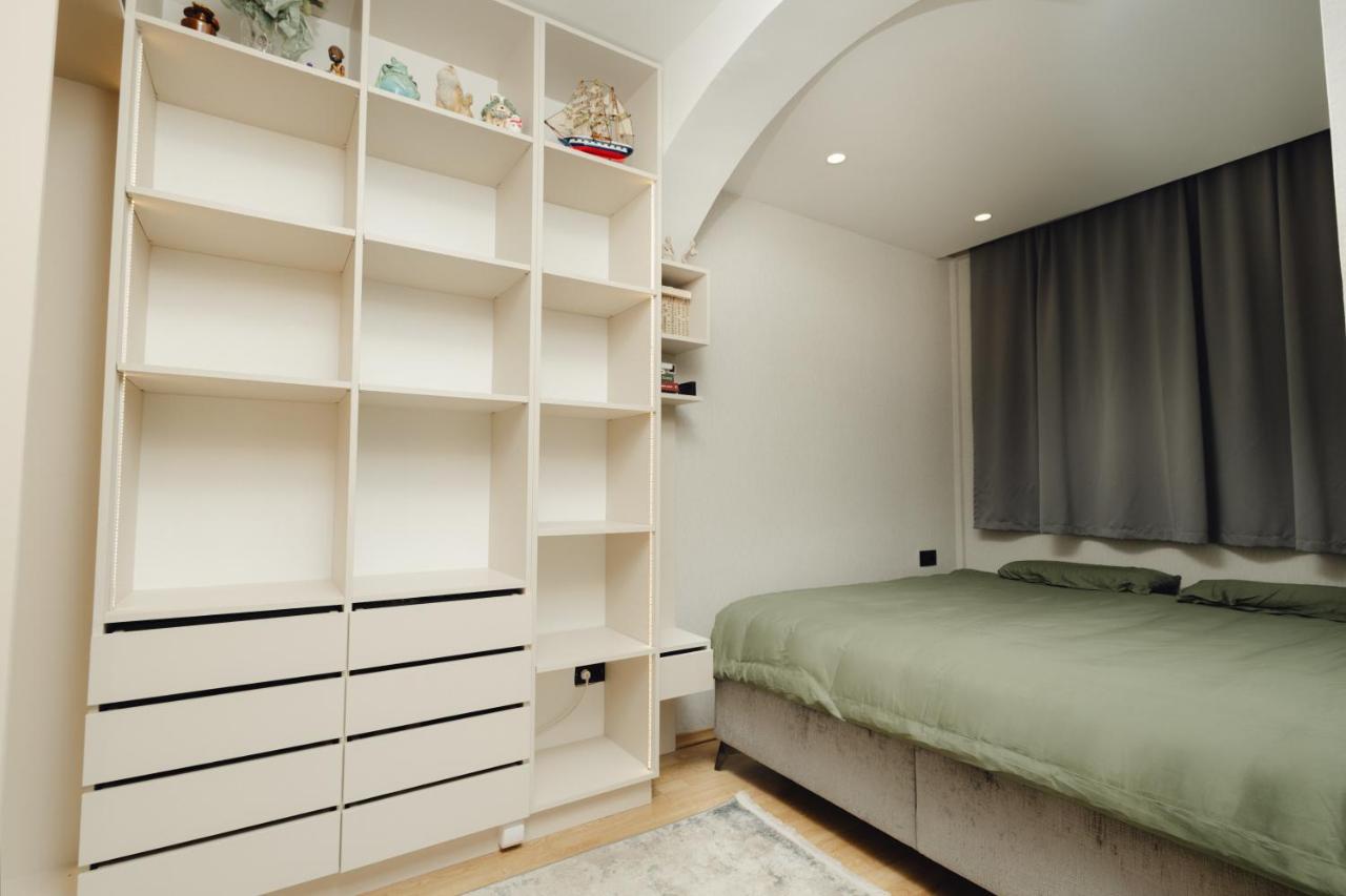 Stylish Urban Hideout - Free Pool & Breakfast Access - Chambres d'hôtes Budva