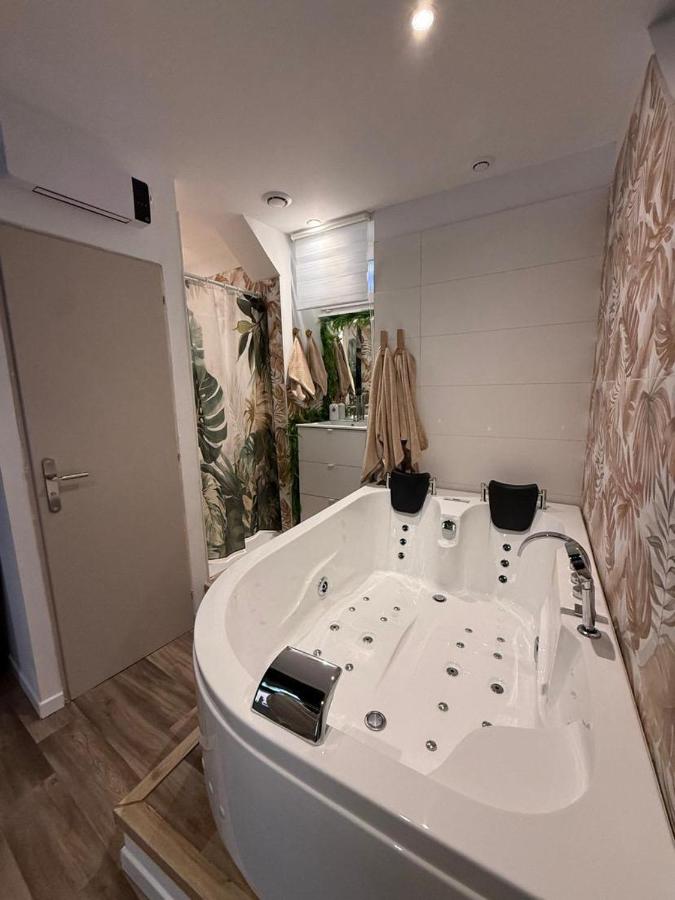 Suite jaccuzi privée Love-room-Méditerrannee - B&B Florensac