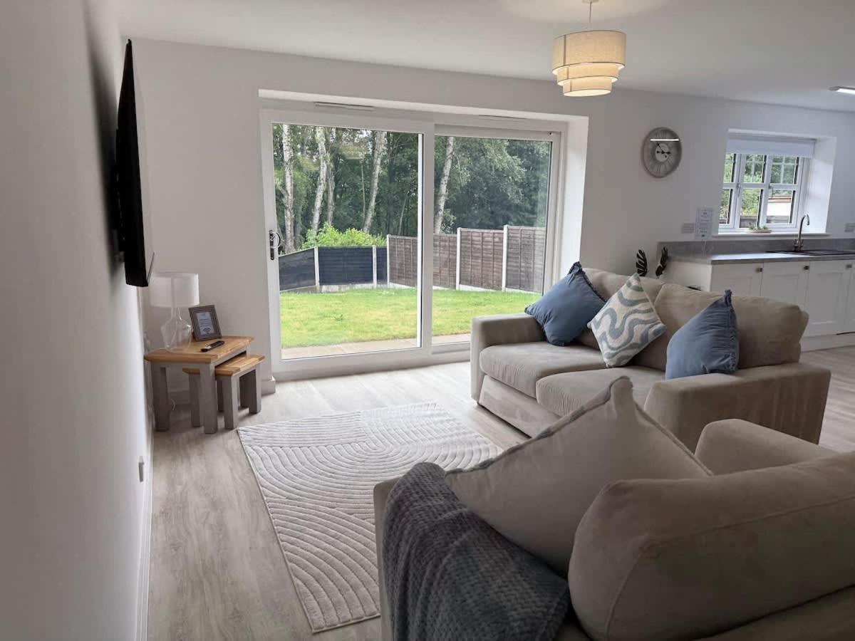 Low Street Escape 3 Bed, Sleeps 9, Gated Drive, WiFi, Contractors - B&B Great Wyrley