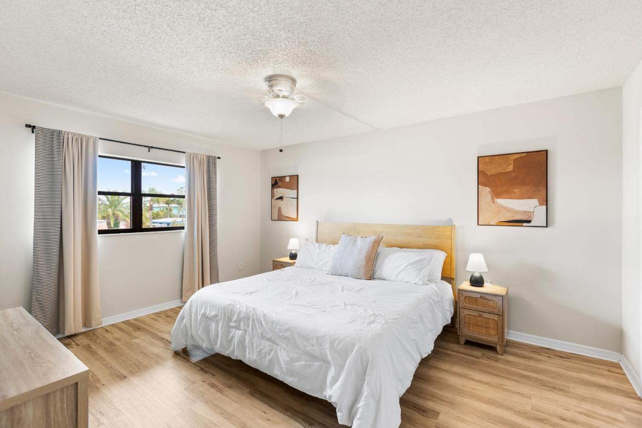 One Bedroom 1 1/2 Bath Madeira Place #211 - Bed and Breakfast St. Pete Beach