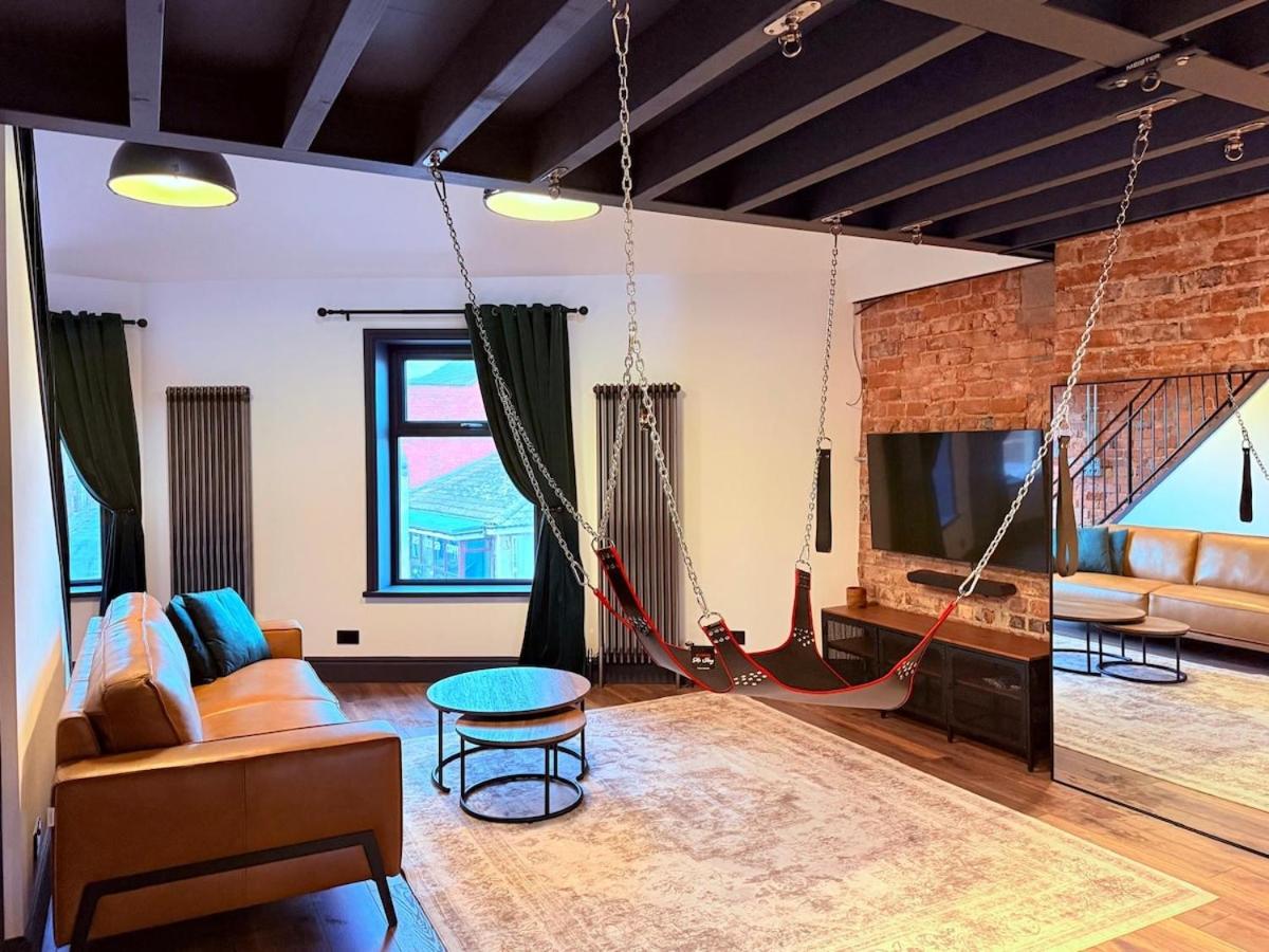 Kink Suites a Luxury BDSM themed one bed apartment - Bed and Breakfast Blackpool