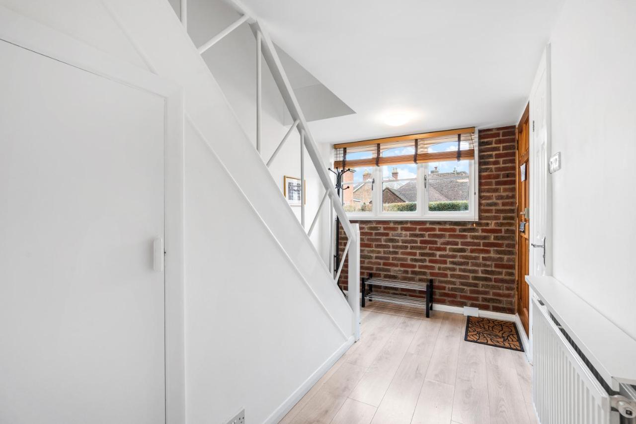 Central Horsham 5BR Home Free Parking Pets Allowed - B&B Horsham