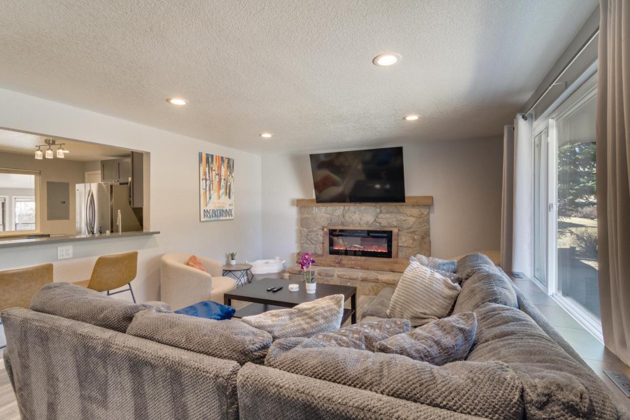 BBQ, Hot Tub, Patio, Sunroom + Games! - B&B Arvada