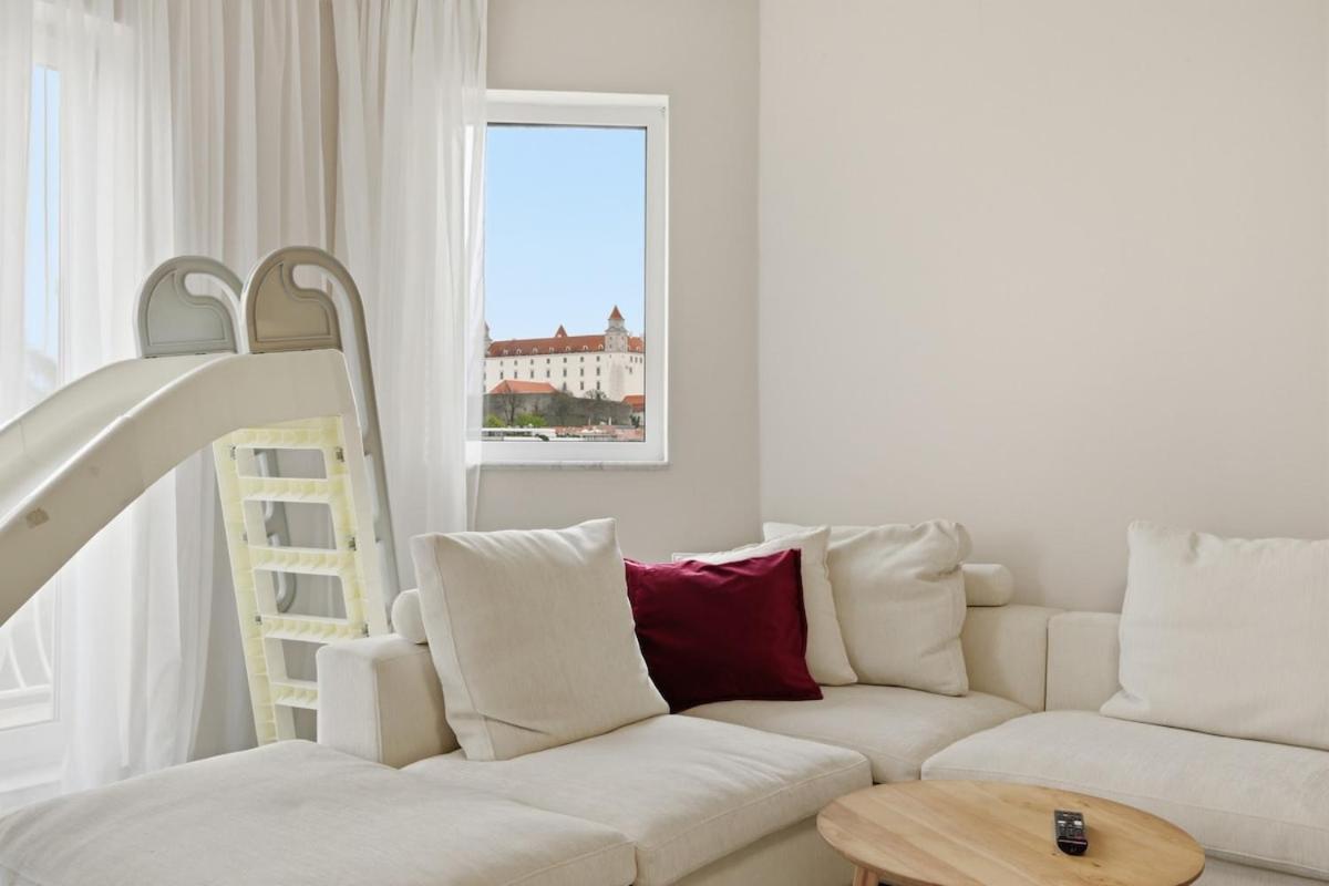 Castle View Rooftop Terrace Penthouse 5BR Old Town - B&B Bratislava