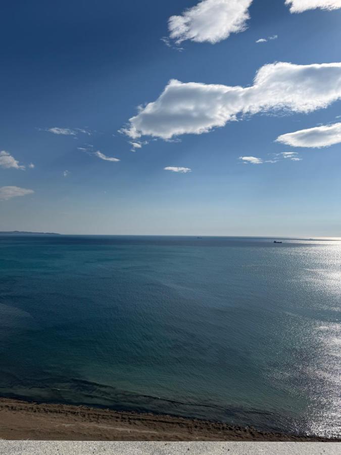 Modern SeaView 2 Bedroom Apartment by Moné Stays - Chambres d'hôtes Durrës