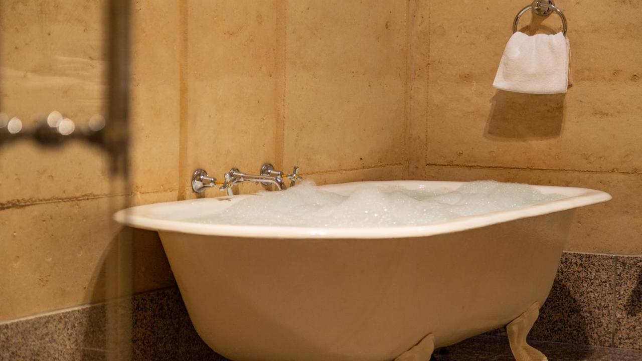 Chateau Bowral Luxury Southern Highlands Estate with Poolhouse - Chambres d'hôtes Bowral