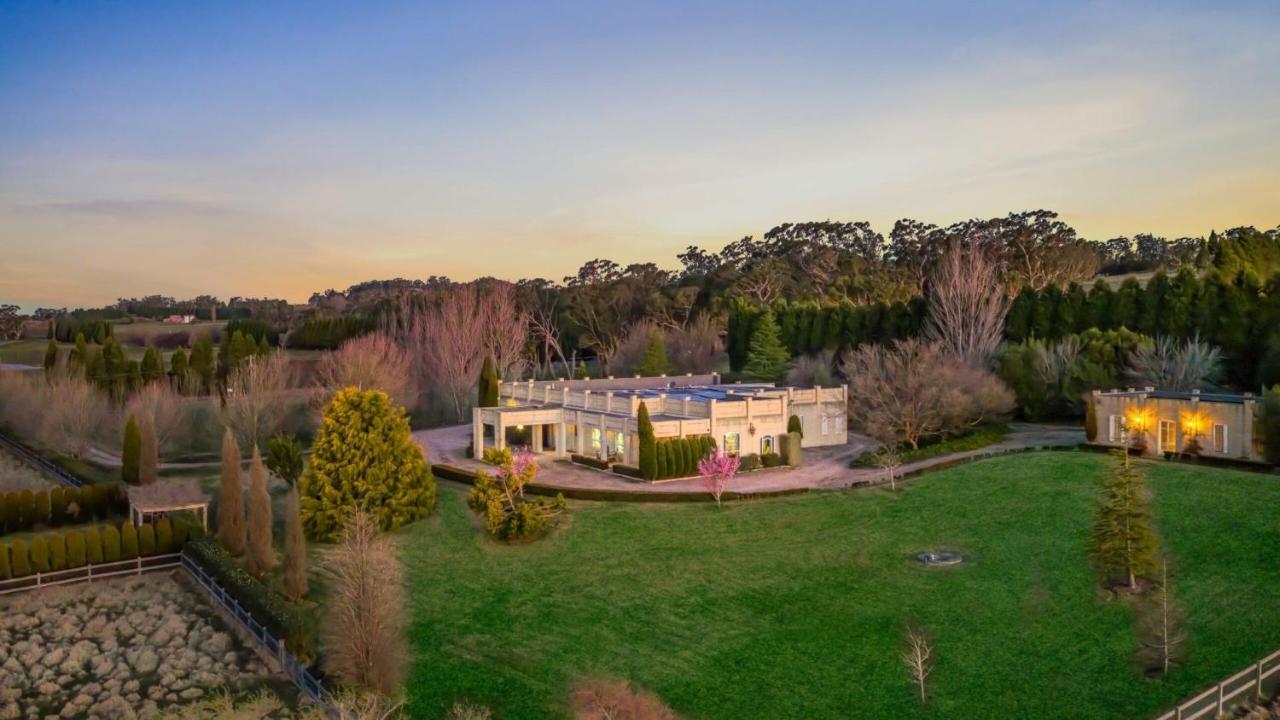 Chateau Bowral Luxury Southern Highlands Estate with Poolhouse - Chambres d'hôtes Bowral