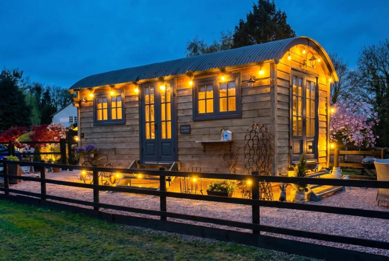 Secluded Countryside Shepherd's Hut on Working Farm near Audley - Chambres d'hôtes Audley