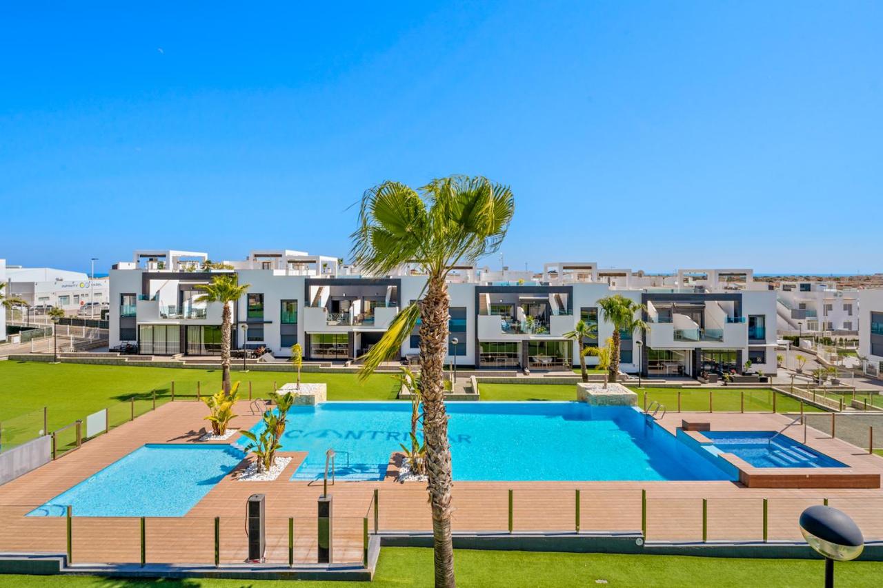 Luxury Penthouse with private Rooftop Terrace, Pool, Punta Prima, Torrevieja - Chambres d’hôtes Torrevieja