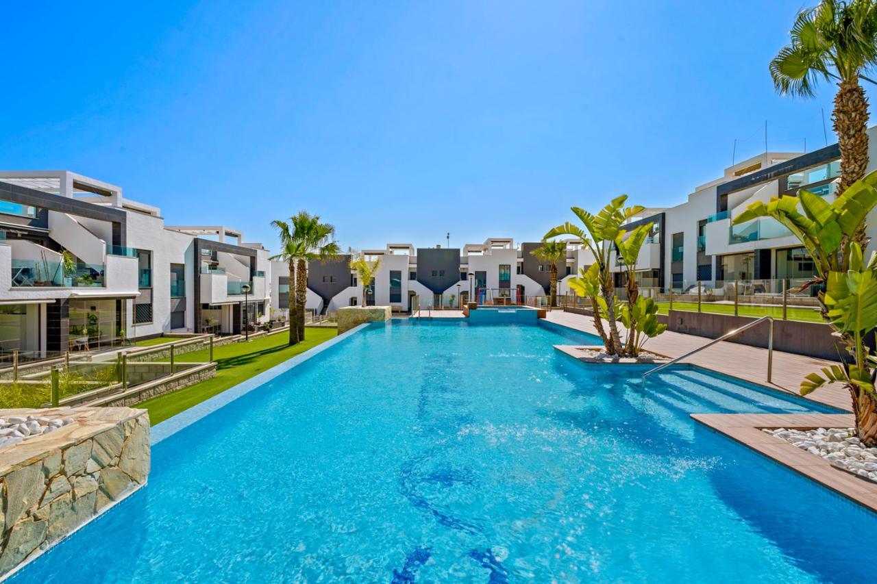 Luxury Penthouse with private Rooftop Terrace, Pool, Punta Prima, Torrevieja - Bed and Breakfast Torrevieja