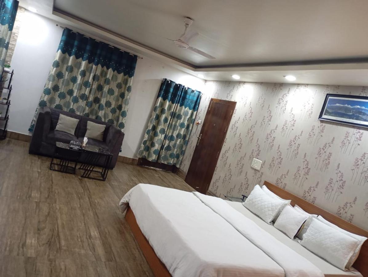 Zimmer mit Kingsize-Bett und Balkon