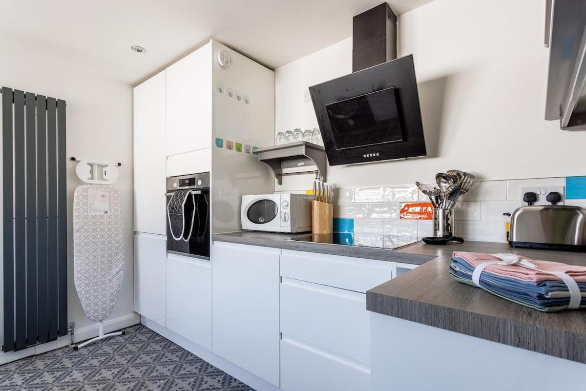 Contractor House Near Hospital FREE Parking Sleeps 7 - Long Stays Welcome - Chambres d'hôtes Balne