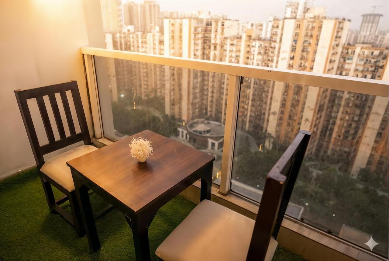 Lux 1bhk with balcony - B&B Noida