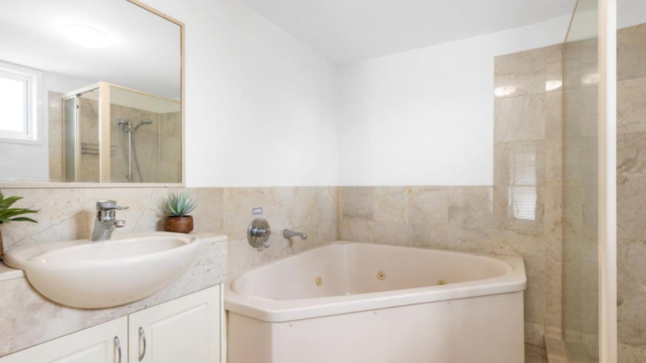 The Entrance Unit 5 - B&B Kawana Waters