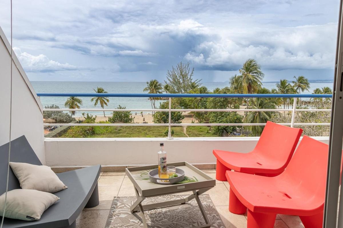 L'Oasis fleuri grande terrasse avec vue mer, plage à pied, cuve - Ferienwohnung Le Gosier