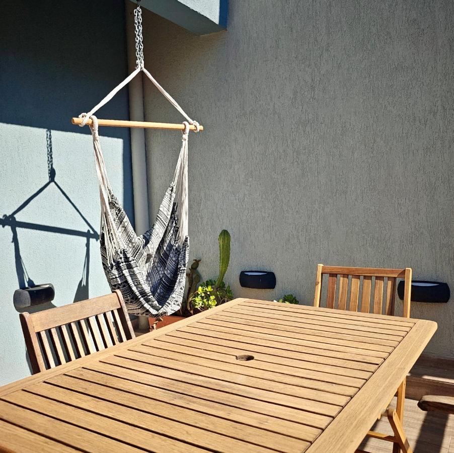 Spacious 2BD Maisonette with Private Terrace & Outside Furniture - Close to Salina Bay - B&B San Pawl il-Baħar