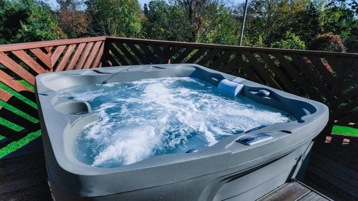 Serene Private Home, Light-Filled, Hot Tub, Deck - B&B Chester