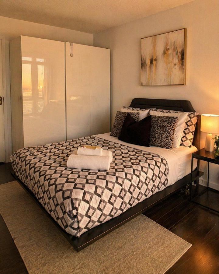 Elegant 2BR Apartment Near CN Tower with Free Parking - Chambres d’hôtes Toronto
