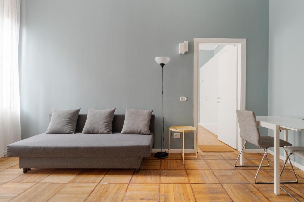 GuestHost - Chic Flat Steps from Duomo - B&B Milán