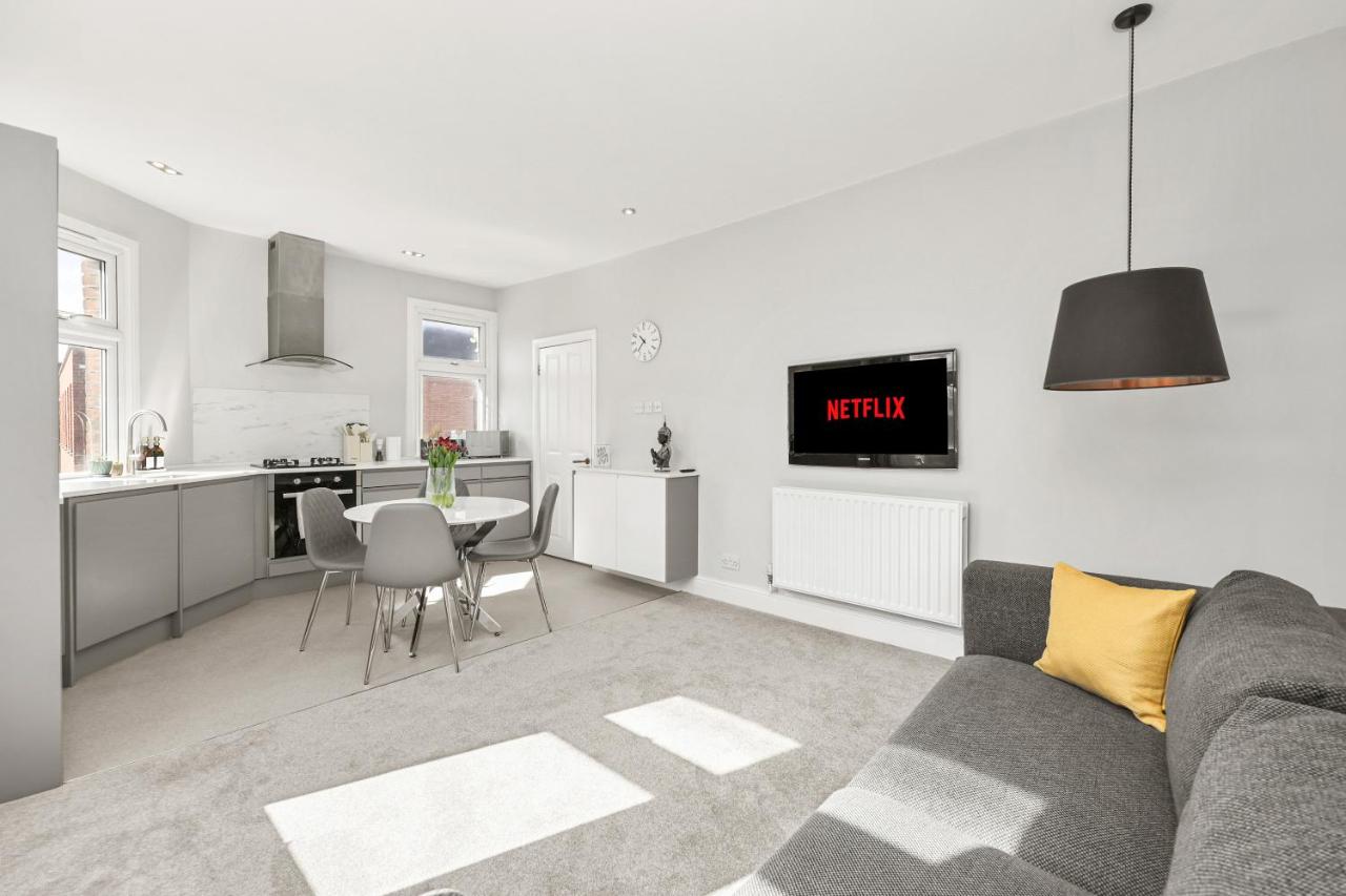 The Perfect Stay, One Bedroom Apartment - Large Terrace with Amazing View - B&B London