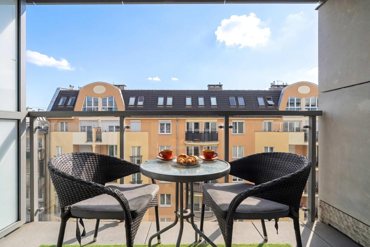 Modern Family Apartment with Parking and Balcony in the City Center by Noclegi Renters - Chambres d'hôtes Poznan