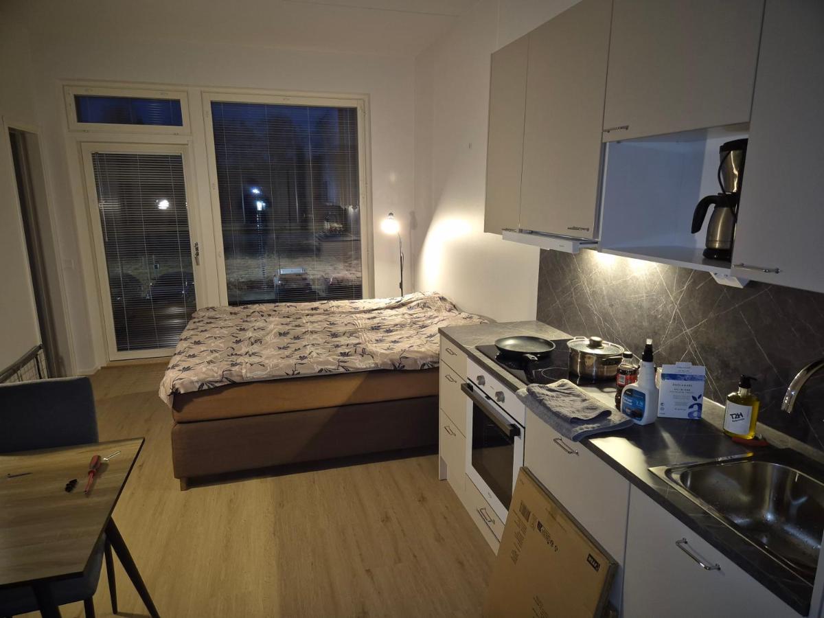 2nd floor, 33m2 1-bedroom app, sauna, close to the shop, airport and train station - Chambres d'hôtes Vantaa