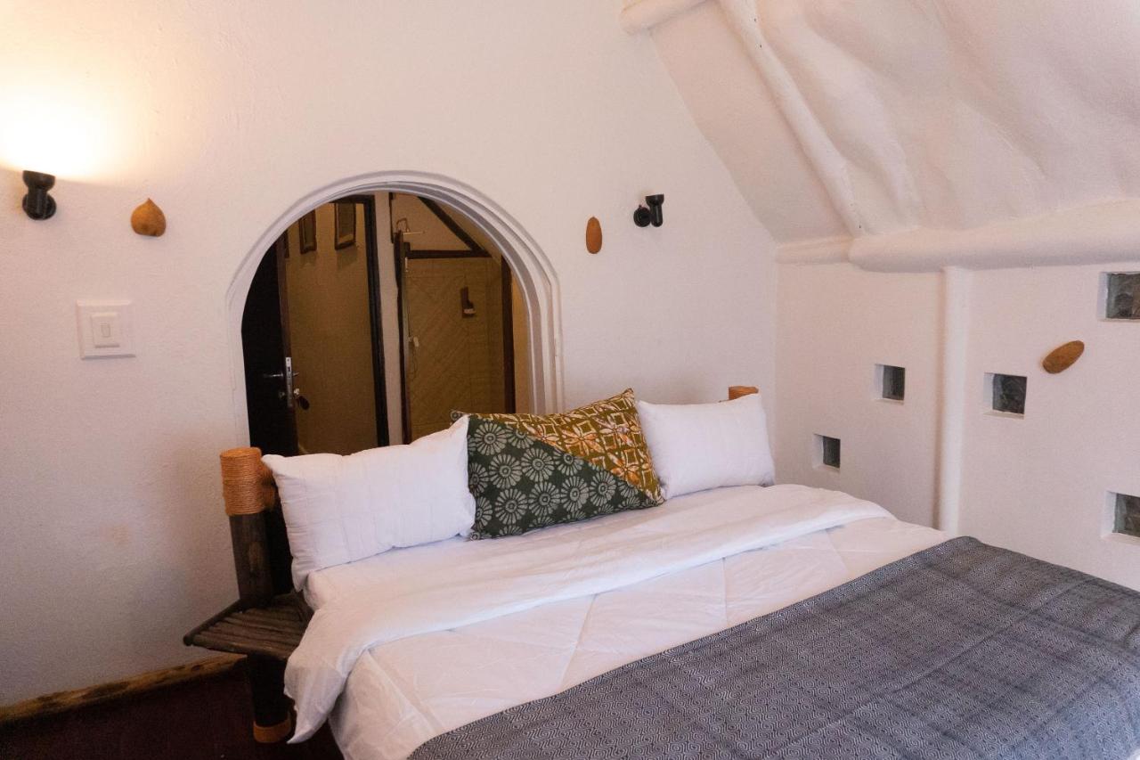 Habitación con cama extragrande y vistas a la piscina