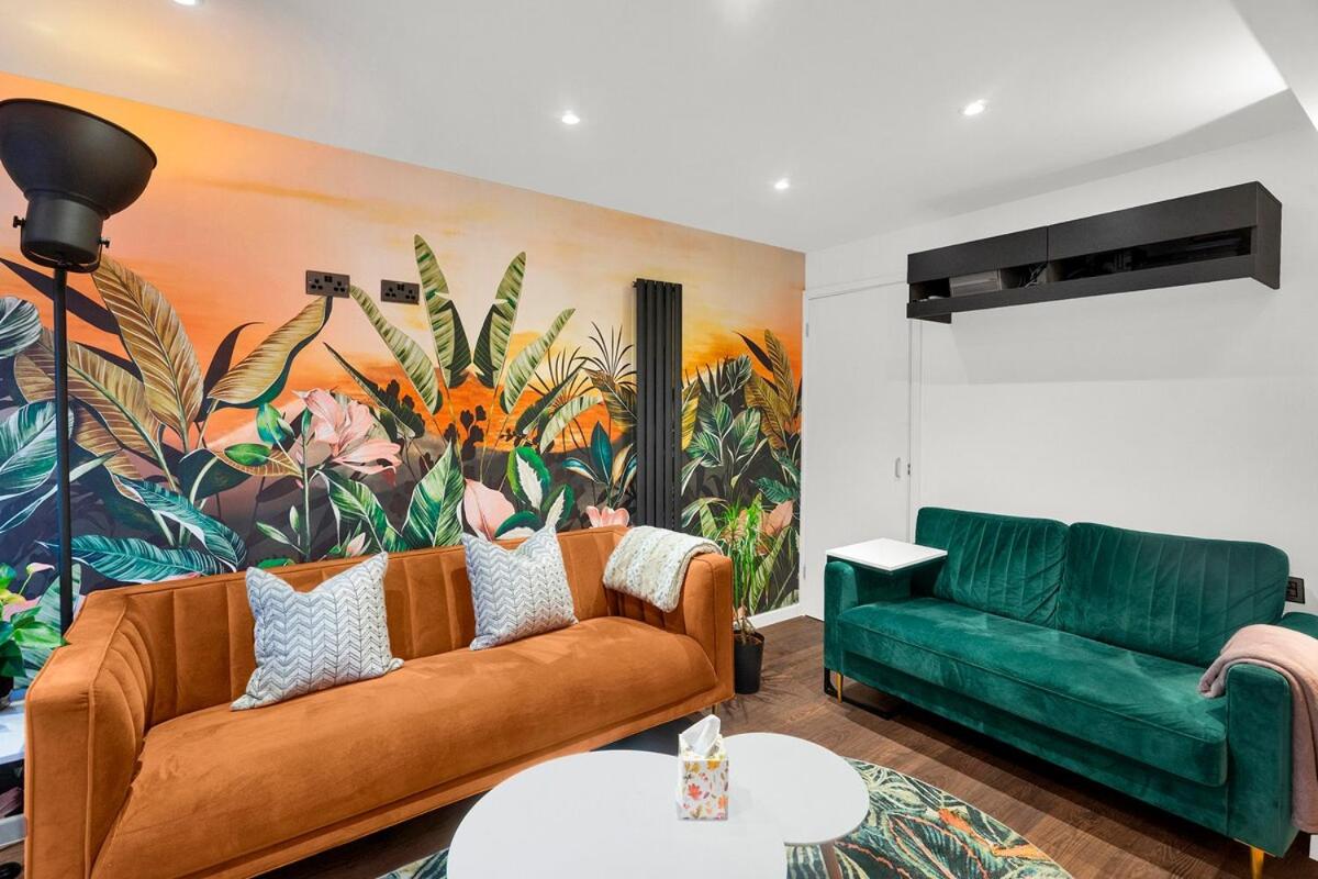 Stylish 4 Bedroom House with Canal Views - E14 - B&B London