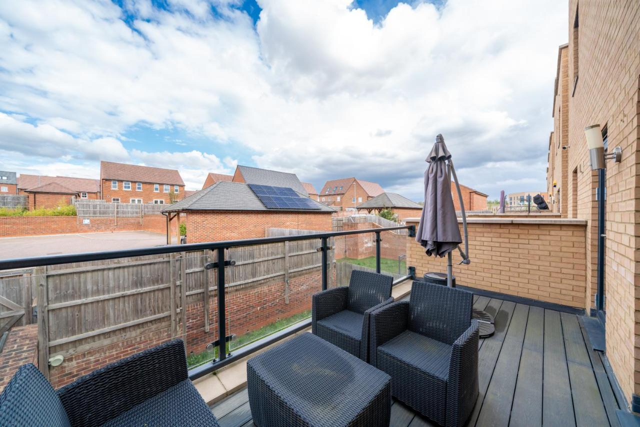 Modern Six Bed House With Private Garden, Balcony & Parking in Dartford Near Bluewater & Transport Links, Ideal for Families, Contractors and Long Stays - B&B Greenhithe