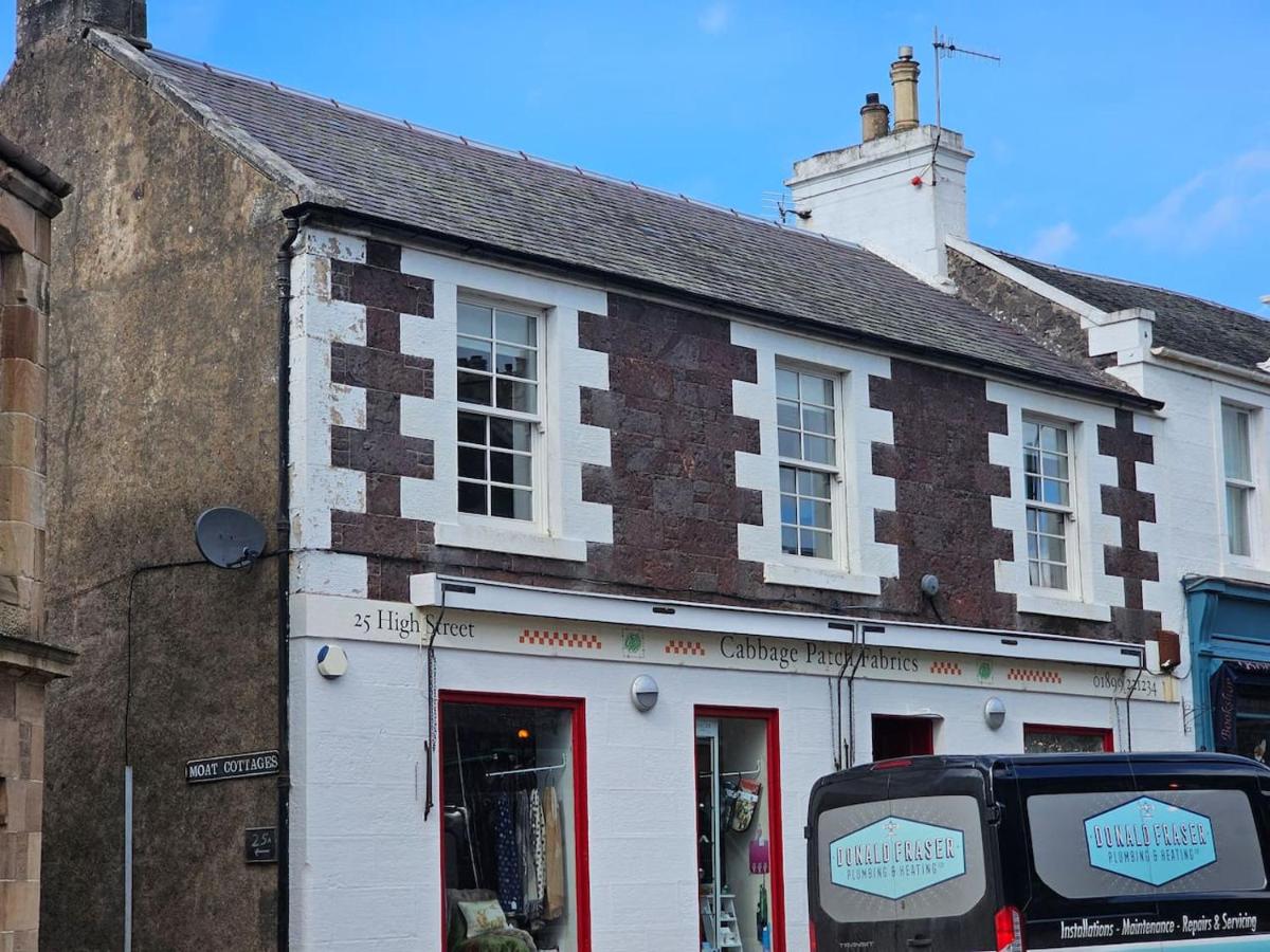 Charming Biggar High Street Retreat - 2 Bedrooms - Chambres d'hôtes Biggar