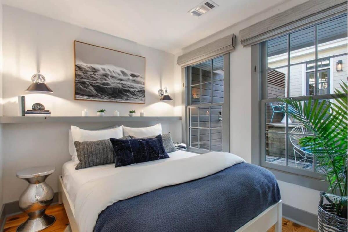 Upscale Carriage House with Pool Near River St - Chambres d'hôtes Savannah