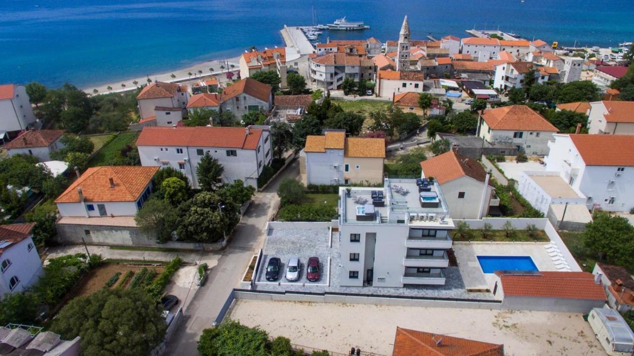 APARTMENT 2 Villa Stella Deluxe with a heated swimming pool, jacuzzi, sauna and BBQ - Chambres d'hôtes Turanj