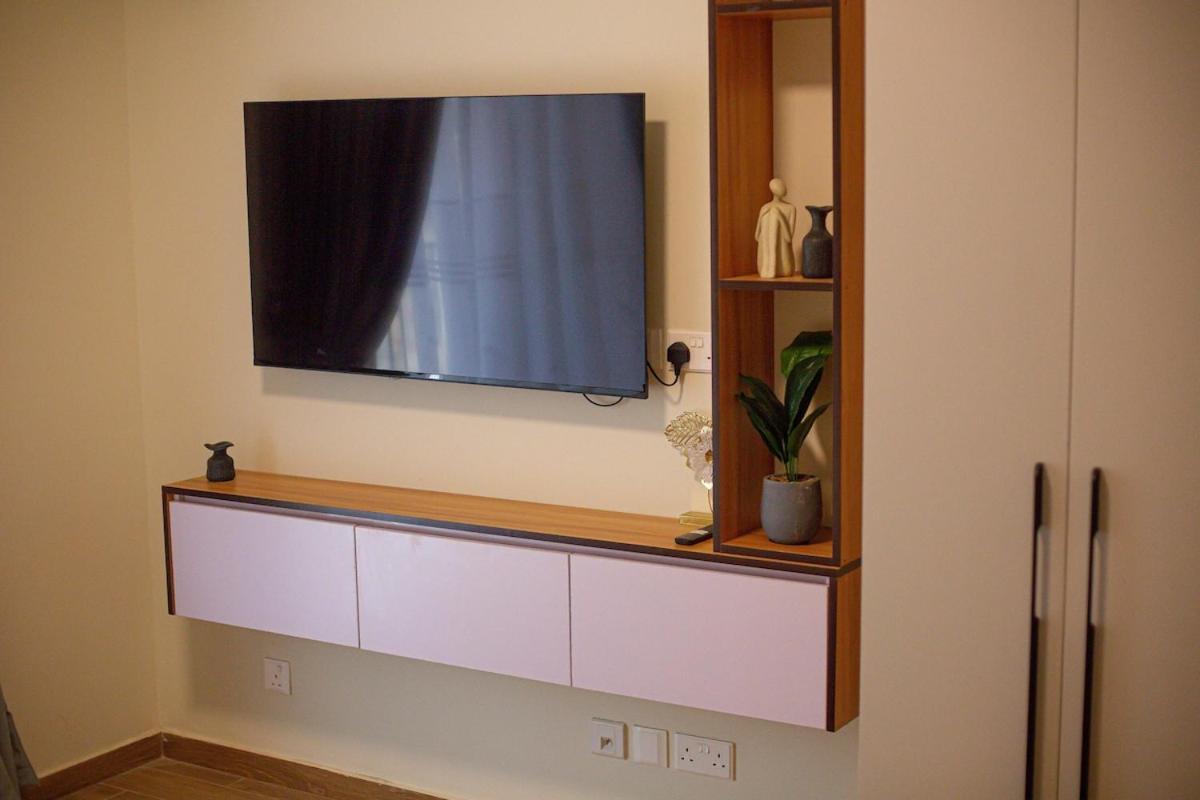 Modern Studio 10 min to Airport Pool & Gym - Bed and Breakfast Accra