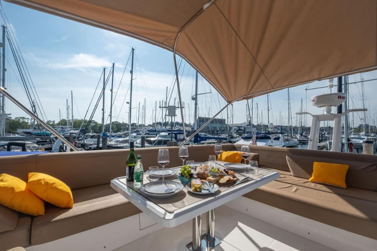 2BR Heated Yacht, Lymington Centre, Beautiful View - Bed and Breakfast Lymington