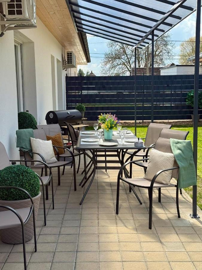 Local-Lux Garden Residence-12Guests-140m2-Free Parking - Chambres d'hôtes Kecskemét
