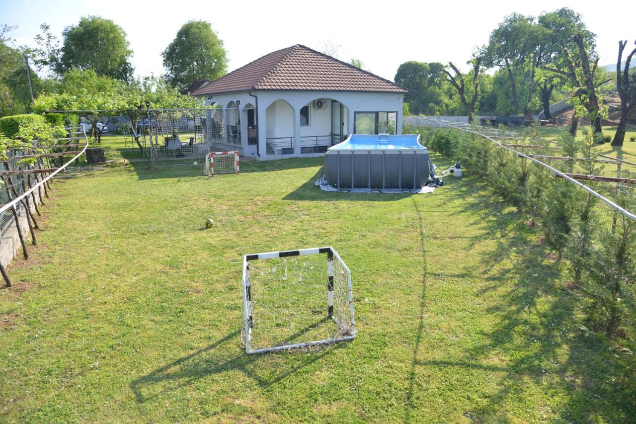 Villa PeSa with Private Pool, Jacuzzi & Sports Garden - B&B Podgorica