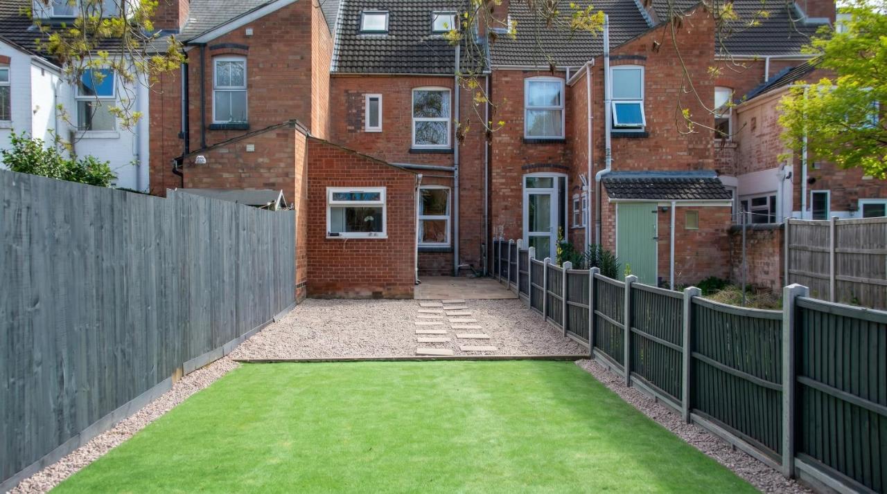 Stylish 3BR Victorian House | Garden, BBQ, Parking - B&B Hinwick