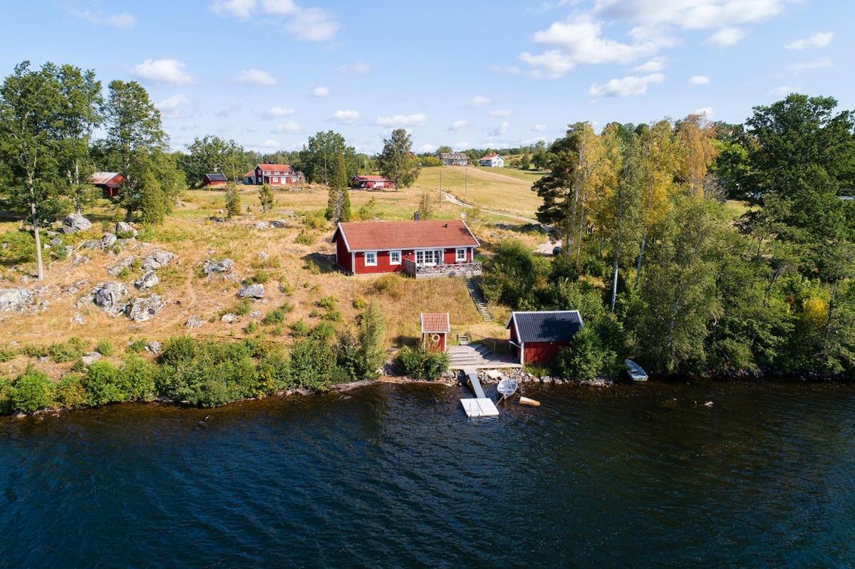 Secluded, private jetty, facing south, on the lake - B&B Kvillsfors