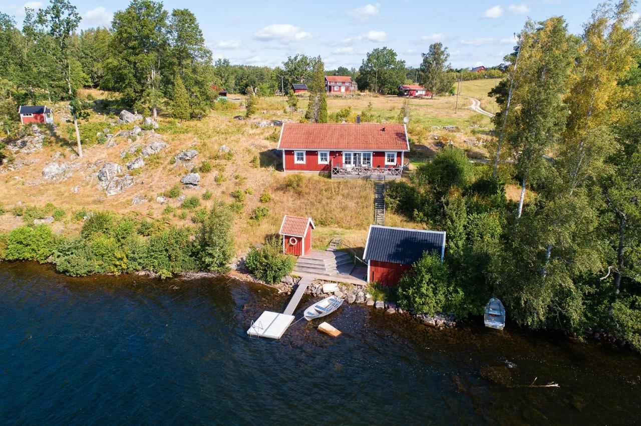 Secluded, private jetty, facing south, on the lake - B&B Kvillsfors