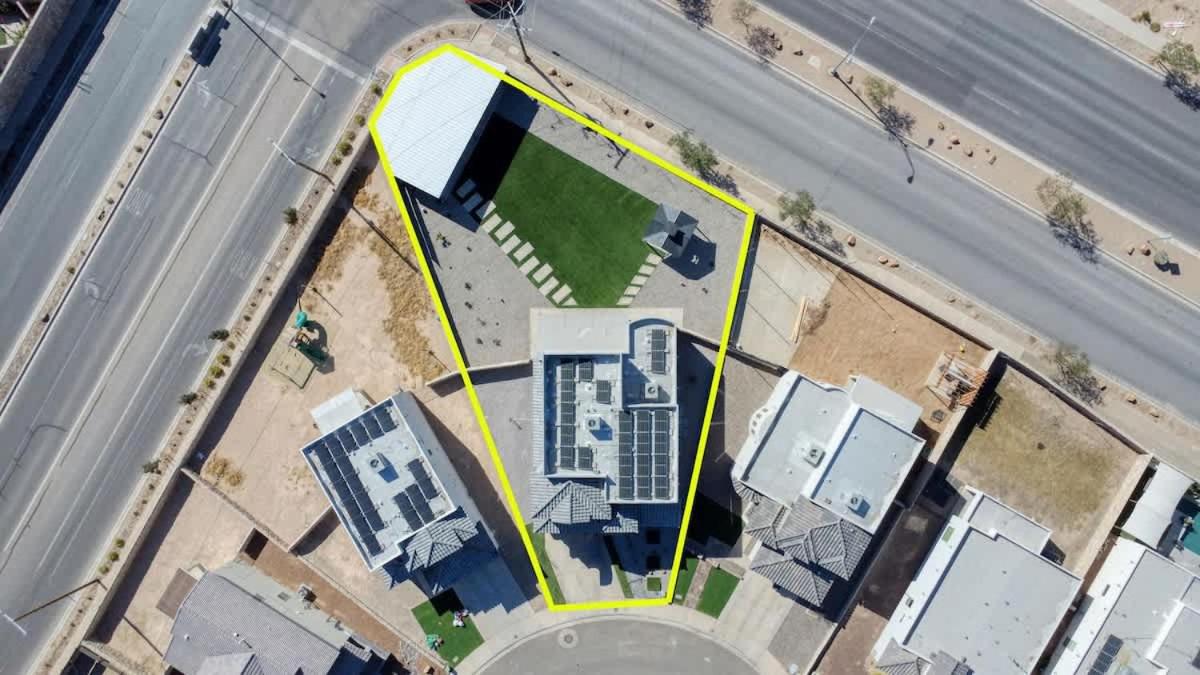 Massive Backyard Tri Level Home 4 Bed 3 and a Half Bath - Bed and Breakfast El Paso