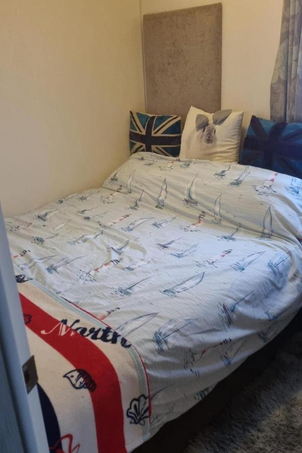 Villa with decking & parking - B&B Clacton-on-Sea