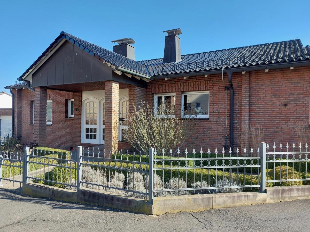 Haus Gotzbert I Wohnung UG I Nähe Klinikum I 40qm I 2 Zimmer I Küche I Bad I Garten I Terrasse - Chambres d'hôtes Bad Hersfeld
