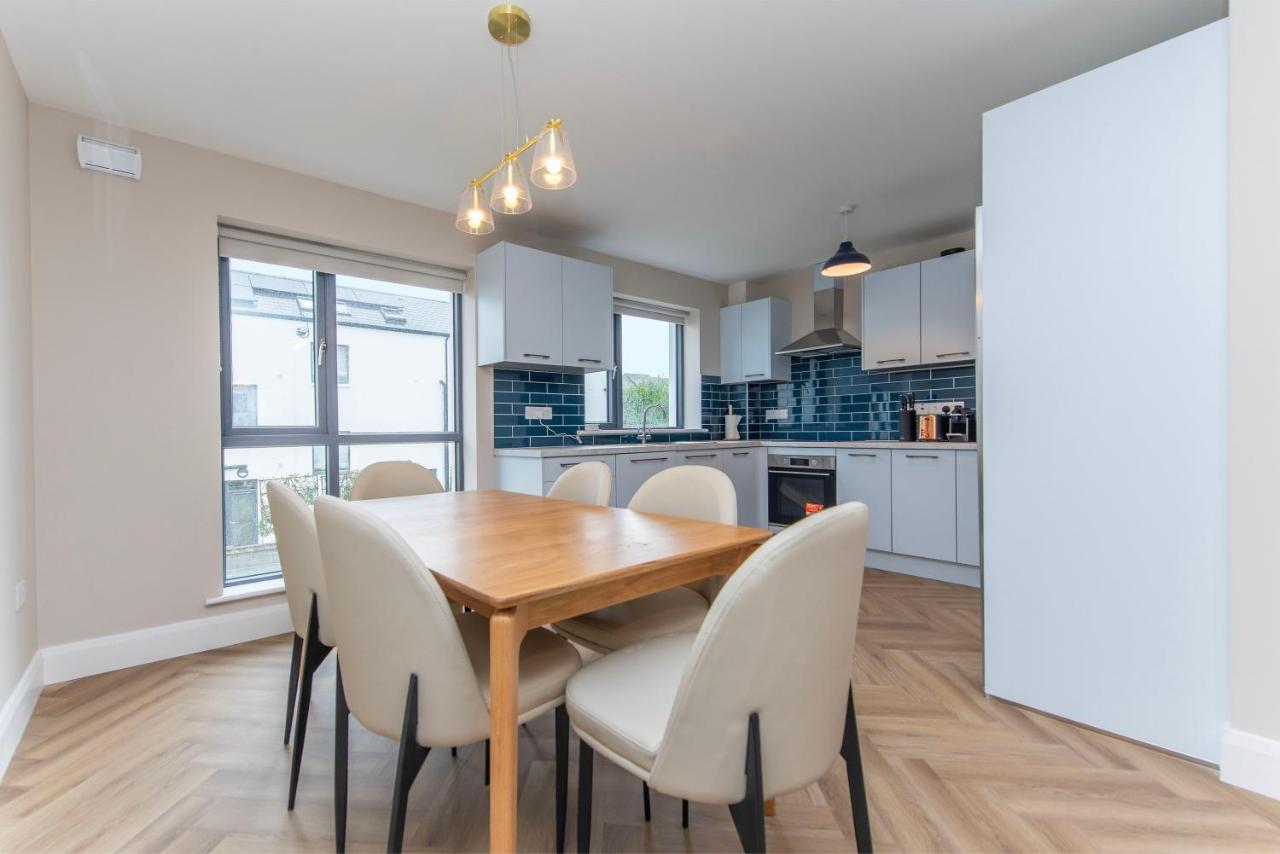 Modern 4-Bedroom Townhouse in the Heart of Barna Village - Chambres d'hôtes Bearna