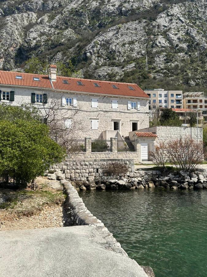 Waterfront villa with fantastic view - B&B Dobrota