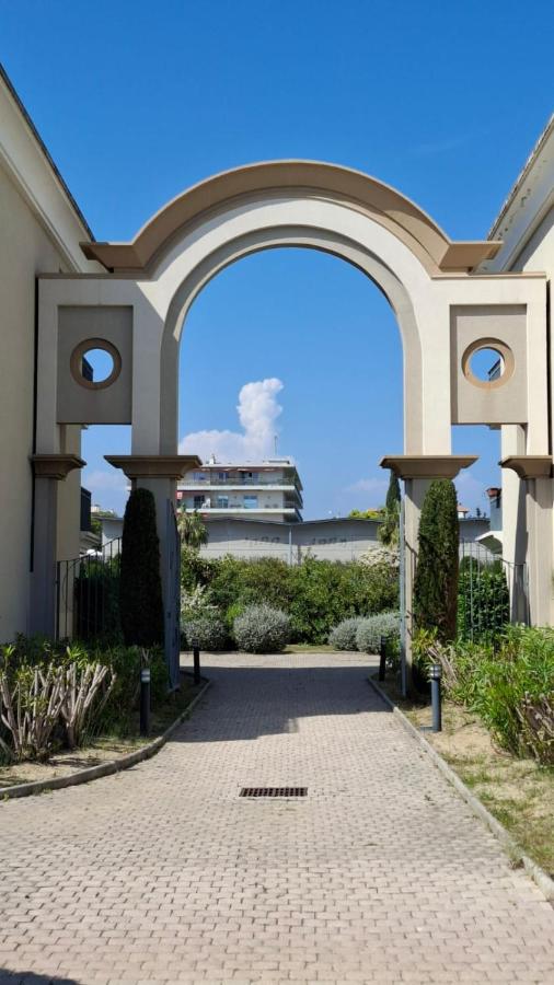 Bel appartement en bord de mer avec piscine lagon et jardin, en résidence sécurisée - Chambres d'hôtes Antibes