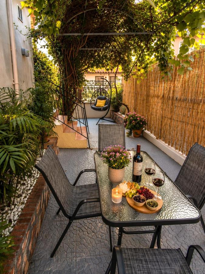 Bloom in the City- Cozy Apartment with Private Garden - Ferienwohnung Karyófyto