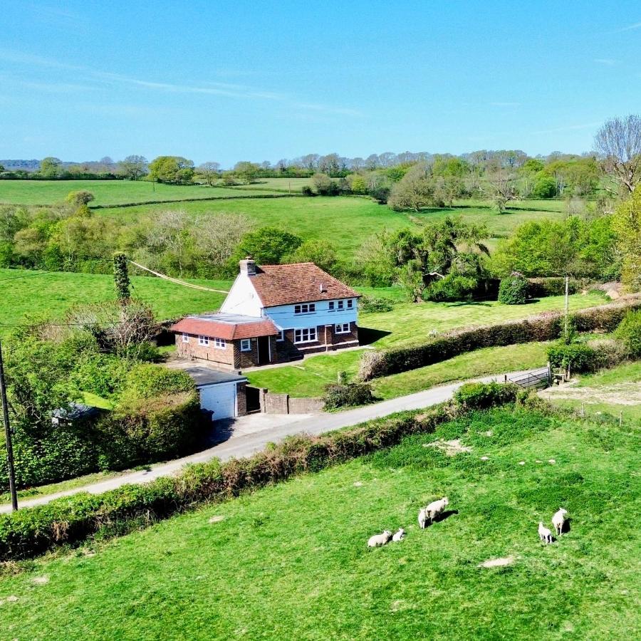 Holly Cottage Stylish Rural Retreat in Sussex - Chambres d'hôtes Robertsbridge