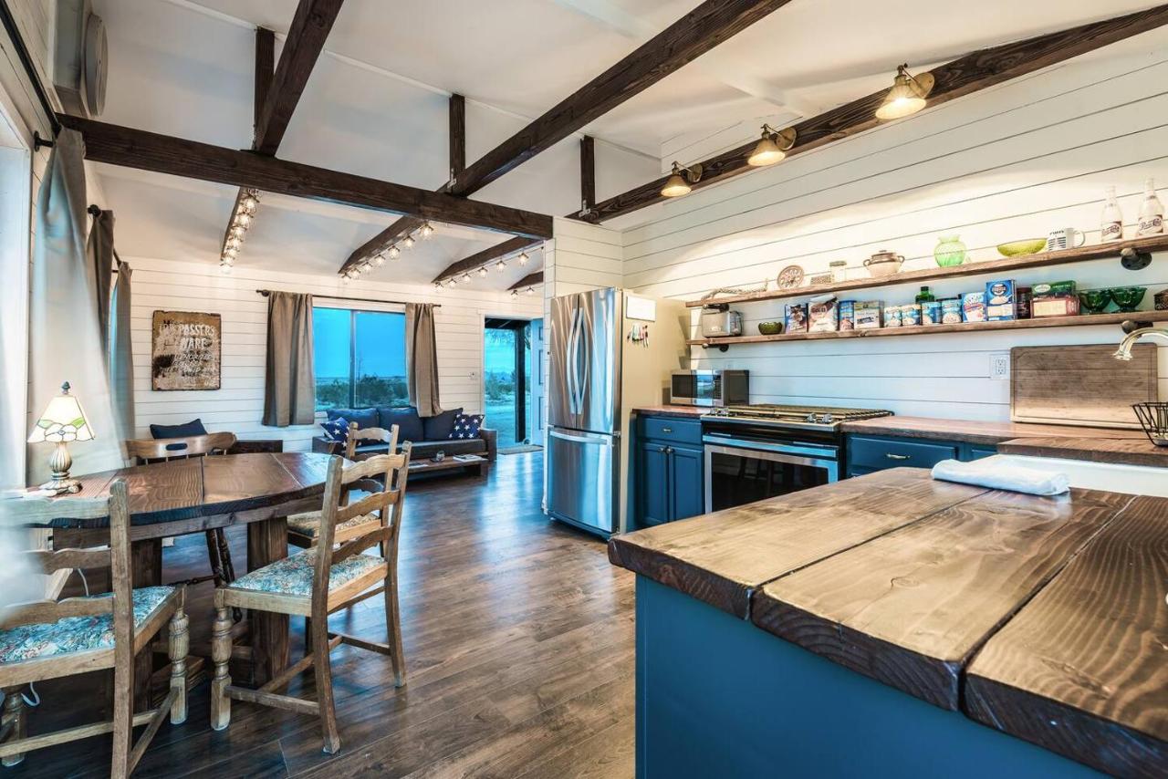 The Joshua Tree Outpost + Hot Tub - Holiday Home - B&B Joshua Tree