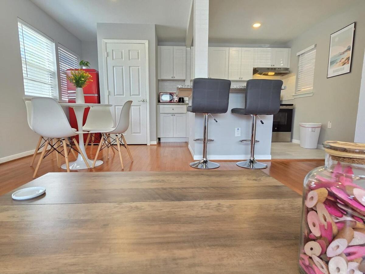 Luxury 1 Bd Montrose-Nuoro - The Italian Plaza apt1 - Chambres d'hôtes Houston